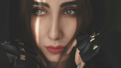 Gotikinė vasaros apranga – lengvi topai ir marškinėliai tamsiomis spalvomis