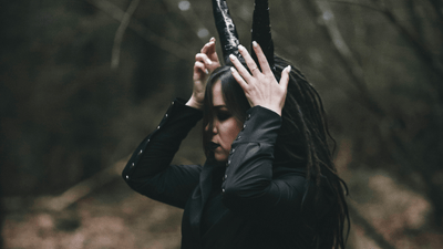 Liemenė kaip sceninis kostiumas – gotikinė elegancija teatro scenoje